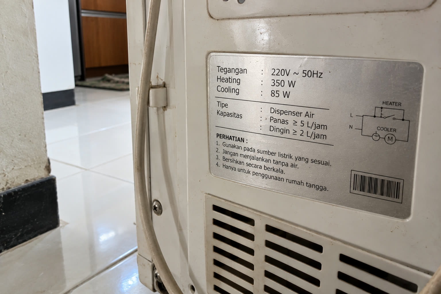 Pelat spesifikasi dispenser: pemanas 350 W dan pendingin 85 W, pada tegangan 220V. Angka pemanas inilah yang paling menentukan biaya listrik dispenser.