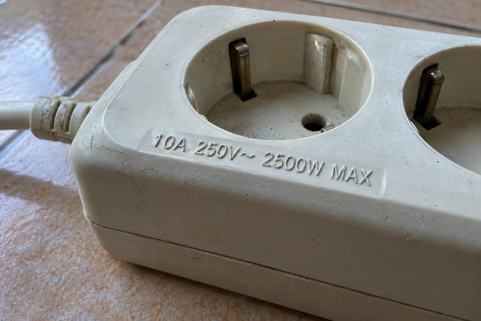 Rating yang tercetak di badan terminal: 10A 250V, dengan batas 2500W MAX. Angka seperti ini biasanya timbul di plastik dan paling mudah dibaca dengan senter dari samping.