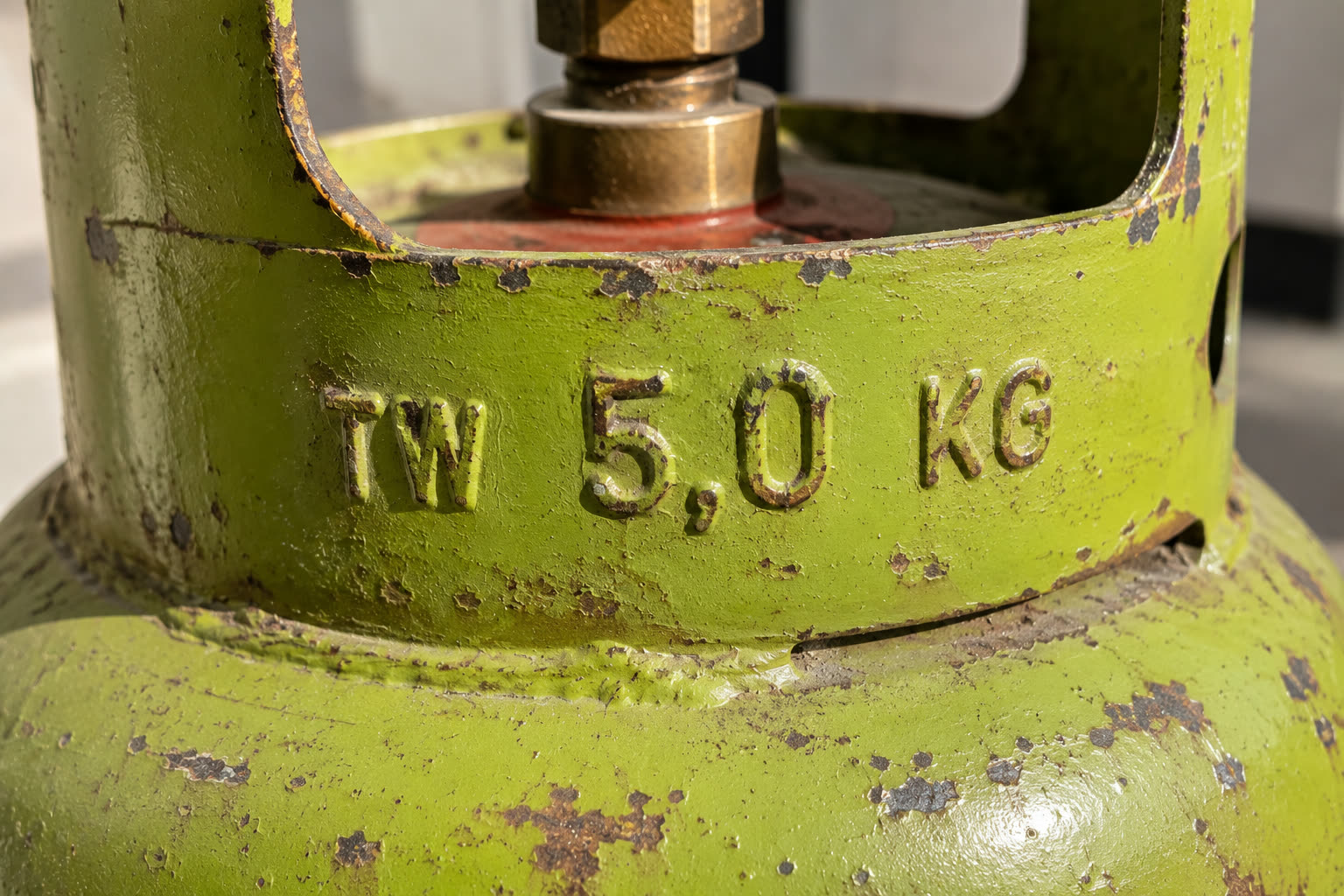 Berat kosong tabung tercetak timbul di leher tabung dengan kode TW (tare weight). Di tabung ini tertulis TW 5,0 KG, artinya besi tabungnya saja seberat 5 kg.